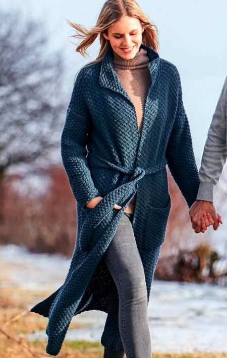 Летняя модель вязаного спицами пальто для женщин