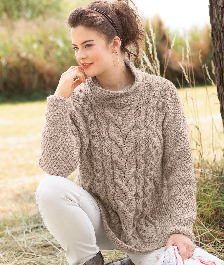 Стильный объемный свитер оверсайз: два варианта вязания узора «Косы»
