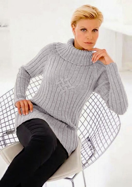 Удлиненный женский свитер спицами